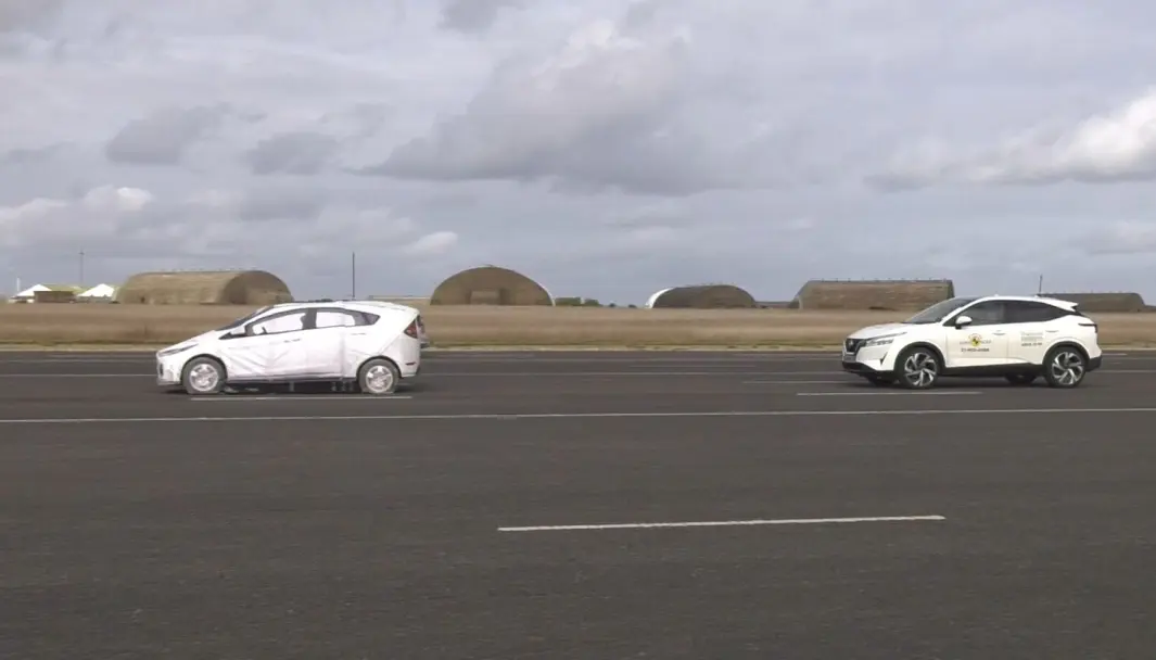 TESTVINNER: Nissan Qashqai scorer høyt på unnamanøver i testen av bilenes førerstøttesystemer. TESTVINNER: Nissan Qashqai scorer høyt på unnamanøver i testen av bilenes førerstøttesystemer.