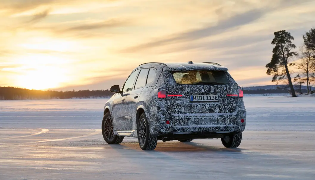 <span class=" font-weight-bold" data-lab-font_weight_desktop="font-weight-bold">TYPISK: </span>Kamufleringen til tross, det er ganske enkelt å se at nye BMW iX ikke skiller seg så mye fra den gamle. Men under skallet har det skjedd ting. <span class=" font-weight-bold" data-lab-font_weight_desktop="font-weight-bold">TYPISK: </span>Kamufleringen til tross, det er ganske enkelt å se at nye BMW iX ikke skiller seg så mye fra den gamle. Men under skallet har det skjedd ting.