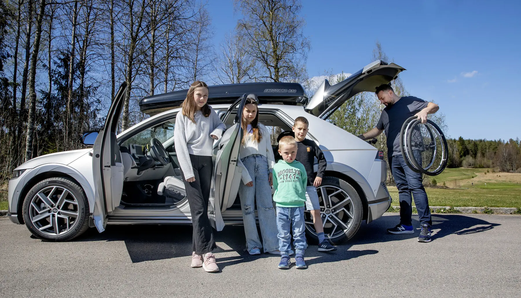 ÉN VOKSEN OG FIRE BARN: I den nye Hyundai Ioniq 5-en til Calle Ellinger er det bare plass til ham selv, rullestolen og de fire barna Josemine (12) Anine (10), Sverre (8) og Oliver (3). ÉN VOKSEN OG FIRE BARN: I den nye Hyundai Ioniq 5-en til Calle Ellinger er det bare plass til ham selv, rullestolen og de fire barna Josemine (12) Anine (10), Sverre (8) og Oliver (3).