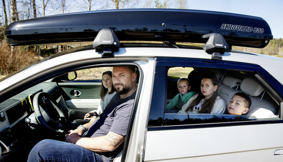 INGEN FAMILIEBIL: Calle Ellinger mener Hyundaien ikke passer som familiebil til ham selv og de fire barna hans.