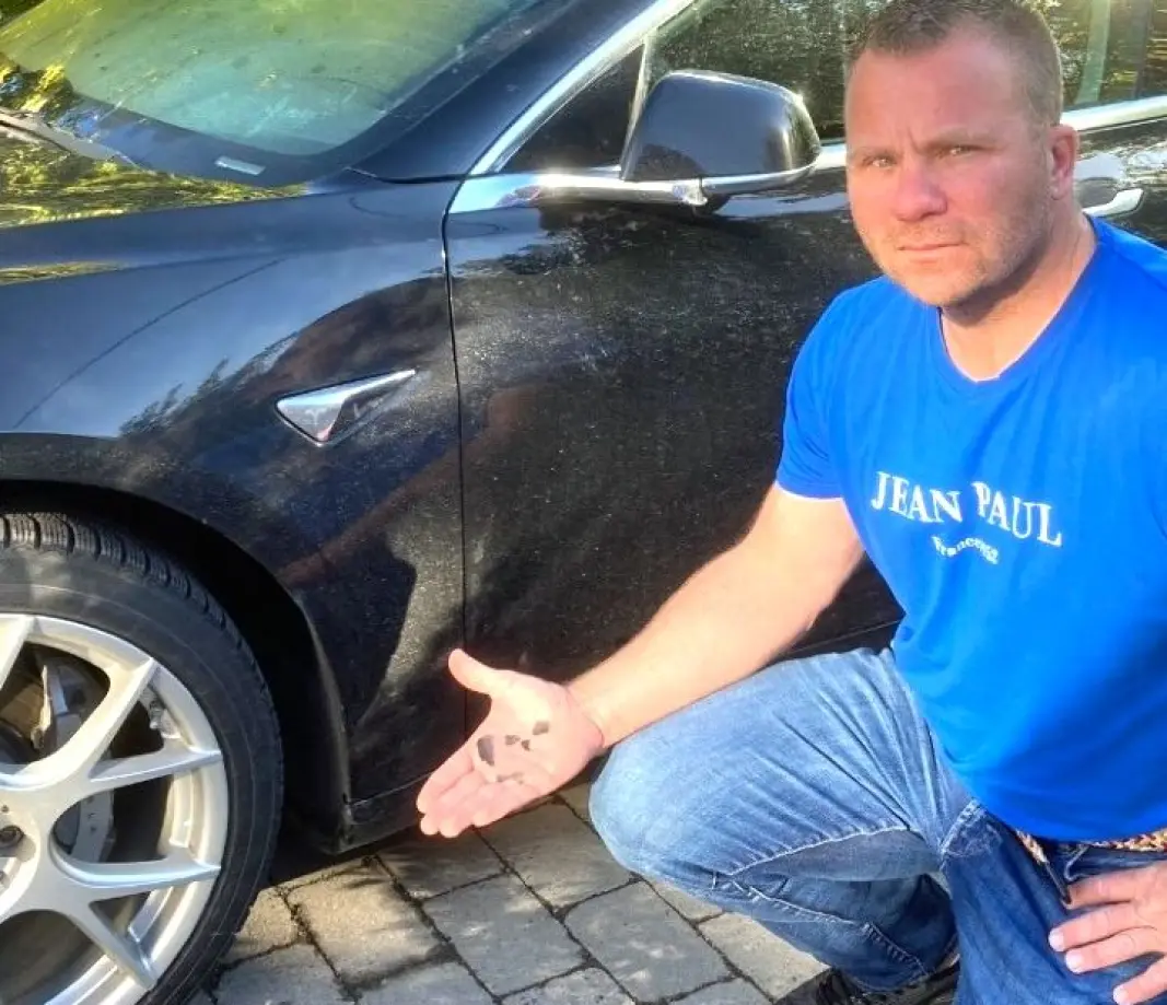 OPPGITT: Simen Waaler med store biter lakk i hånden. OPPGITT: Simen Waaler med store biter lakk i hånden.