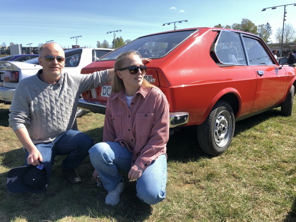TO GENERASJONER: Far Arild og datter Julie Mo kommer til Norsk Sportsvogns klubbs «Vårmønstring» i egen Fiat 128 3P fra 1970-tallet.