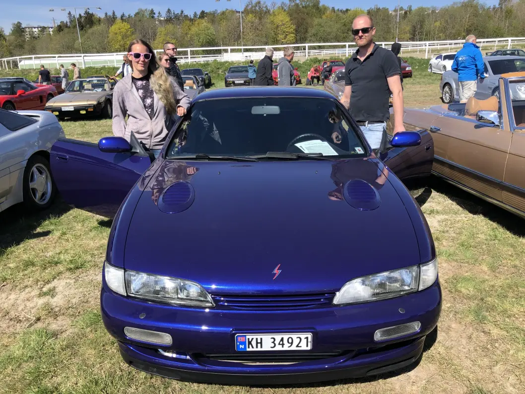 <span class="font-weight-bold" data-lab-font_weight_desktop="font-weight-bold">BLÅNISSAN:</span> Nissan-paret Ann-Katrin Skoglund og Håkon Michalsen besøker Norsk sportsvognklubbs populære Vårmønstring for å se alt det morsomme nordmenn får seg til å kjøre. <span class="font-weight-bold" data-lab-font_weight_desktop="font-weight-bold">BLÅNISSAN:</span> Nissan-paret Ann-Katrin Skoglund og Håkon Michalsen besøker Norsk sportsvognklubbs populære Vårmønstring for å se alt det morsomme nordmenn får seg til å kjøre.