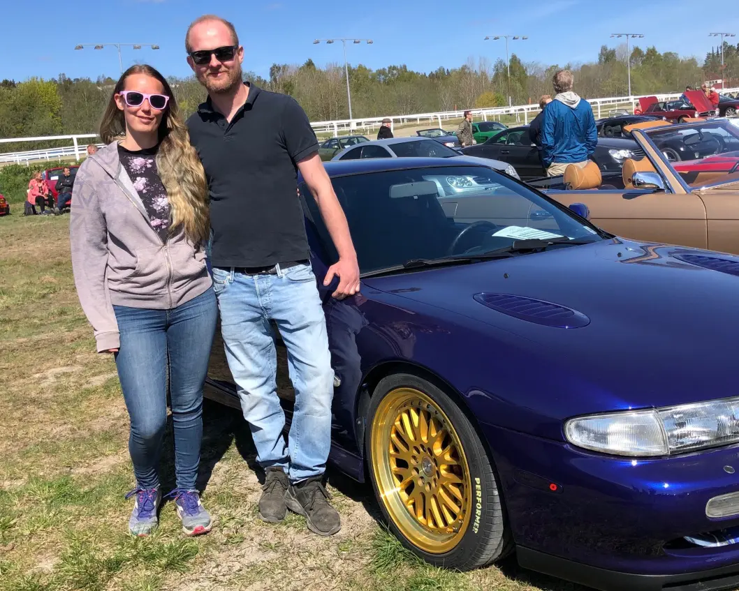 <span class="font-weight-bold" data-lab-font_weight_desktop="font-weight-bold">GULLDAG: </span>Ann-Katrin Skoglund og Håkon Michalsen fra Drammen mener Nissan 200SX S14 Zenki fortjener et par «gullsko» i form av forgylte felger. <span class="font-weight-bold" data-lab-font_weight_desktop="font-weight-bold">GULLDAG: </span>Ann-Katrin Skoglund og Håkon Michalsen fra Drammen mener Nissan 200SX S14 Zenki fortjener et par «gullsko» i form av forgylte felger.