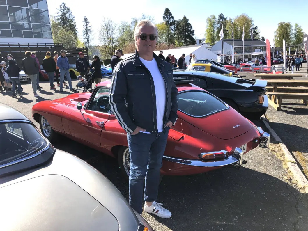 <span class="font-weight-bold" data-lab-font_weight_desktop="font-weight-bold">LUKEPARKETT:</span> Thomas Øvreseths Jaguar E-type er henvist til området for engelske biler – på landets største utendørs bilutstilling. <span class="font-weight-bold" data-lab-font_weight_desktop="font-weight-bold">LUKEPARKETT:</span> Thomas Øvreseths Jaguar E-type er henvist til området for engelske biler – på landets største utendørs bilutstilling.