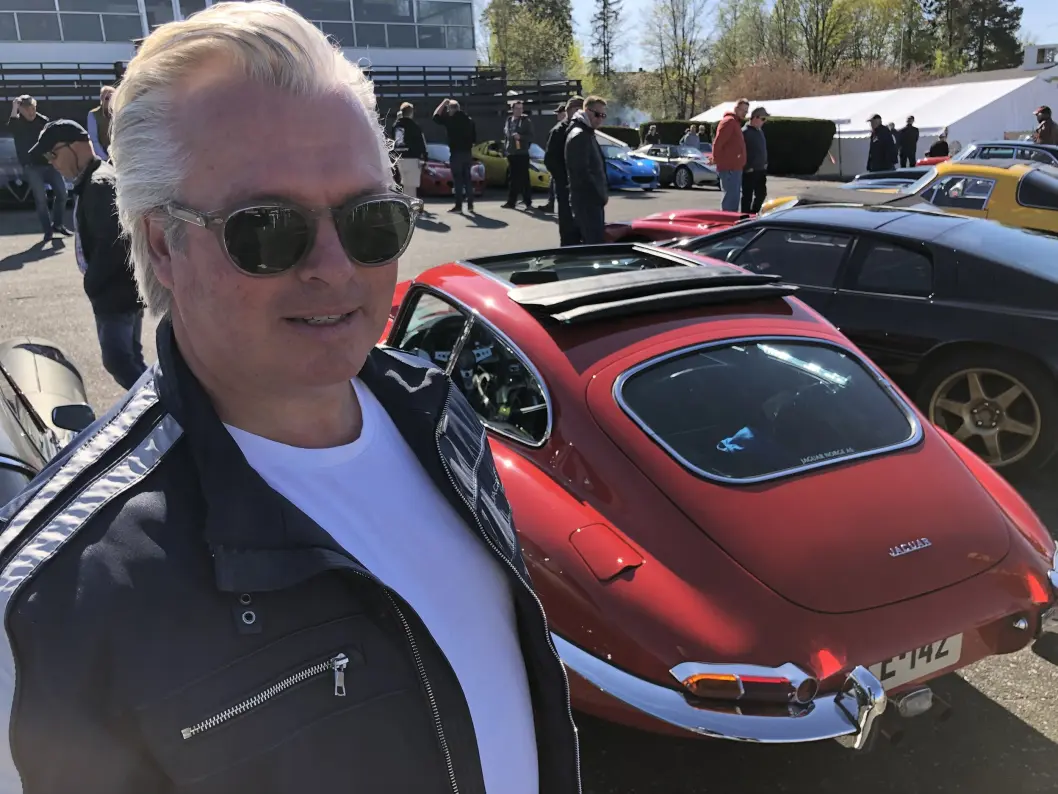 <span class="font-weight-bold" data-lab-font_weight_desktop="font-weight-bold">ØRNEBLIKK:</span> Jaguar E-type-eier Thomas Øvreseth har skrelt av soltaket for å slippe den hittil varmeste førsommer-dagen inn i den småtrange kupeen. <span class="font-weight-bold" data-lab-font_weight_desktop="font-weight-bold">ØRNEBLIKK:</span> Jaguar E-type-eier Thomas Øvreseth har skrelt av soltaket for å slippe den hittil varmeste førsommer-dagen inn i den småtrange kupeen.