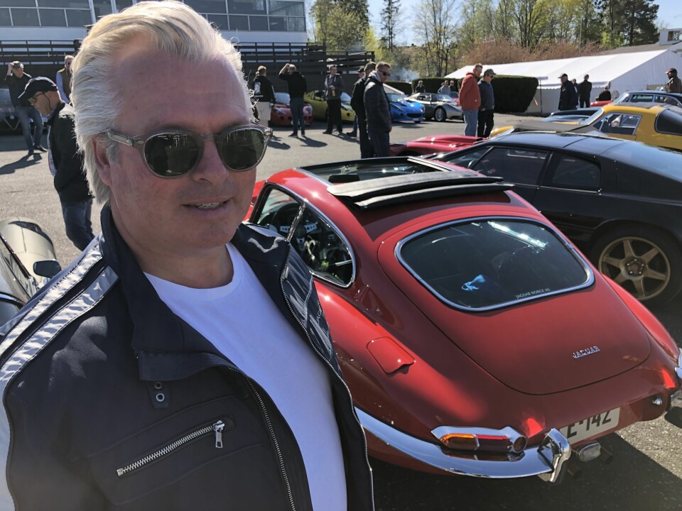 ØRNEBLIKK: Jaguar E-type-eier Thomas Øvreseth har skrelt av soltaket for å slippe den hittil varmeste førsommer-dagen inn i den småtrange kupeen.