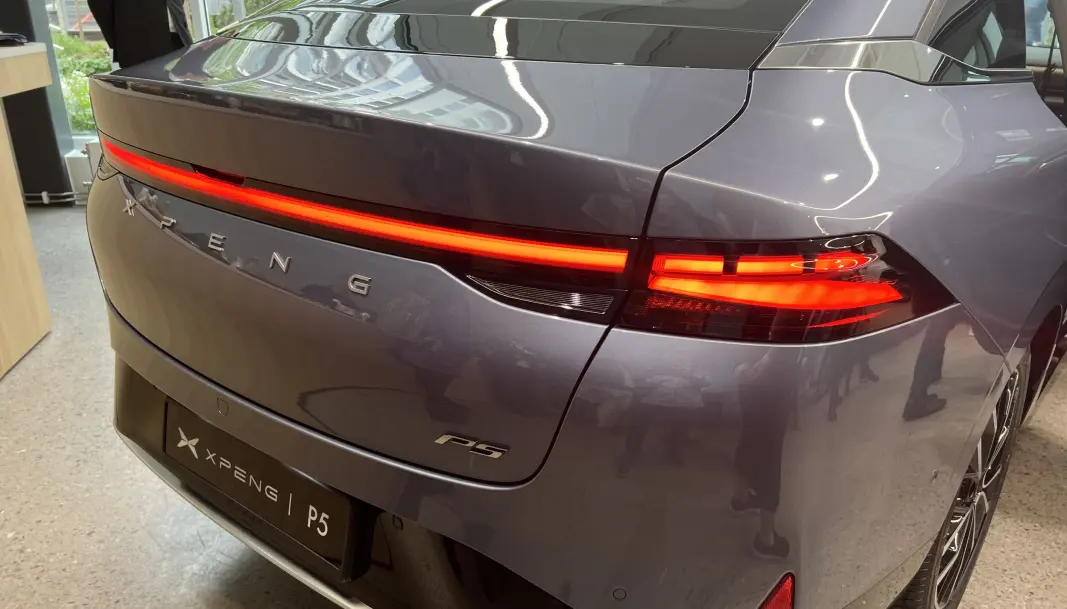 <span class=" font-weight-bold" data-lab-font_weight_desktop="font-weight-bold">SEDAN: </span>P5 skråner som en kombikupé, men bak er det vanlig koffertlokk, som på en sedan. Bagasjerommet er på 520 liter, hvorav 70 liter er under gulvet. En liten skiluke er også på plass. <span class=" font-weight-bold" data-lab-font_weight_desktop="font-weight-bold">SEDAN: </span>P5 skråner som en kombikupé, men bak er det vanlig koffertlokk, som på en sedan. Bagasjerommet er på 520 liter, hvorav 70 liter er under gulvet. En liten skiluke er også på plass.