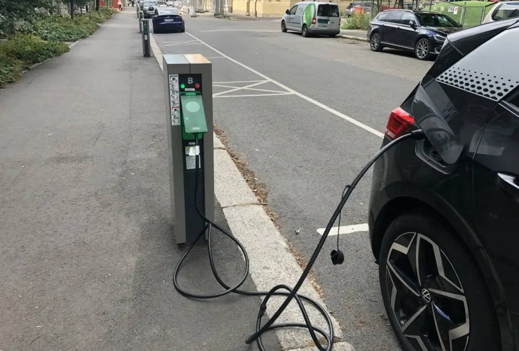 INGEN PRISER: Nesten alle steder mangler pris for lading, som Oslo kommunes ladestolper, her på Majorstuen i Oslo. INGEN PRISER: Nesten alle steder mangler pris for lading, som Oslo kommunes ladestolper, her på Majorstuen i Oslo.