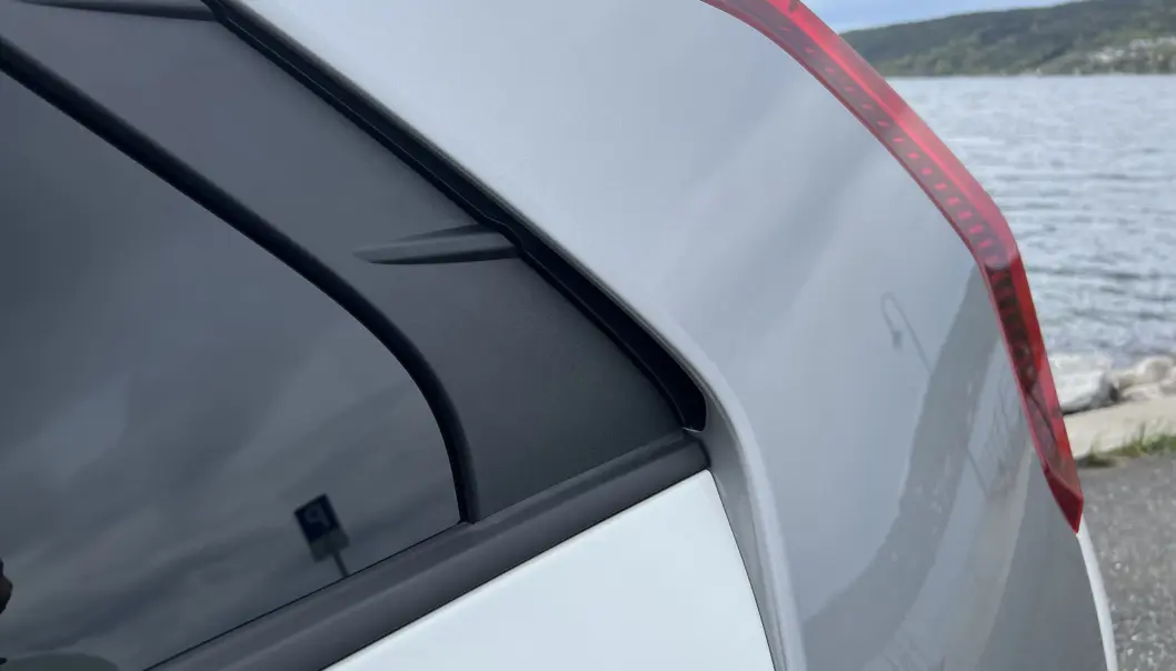 <span class=" font-weight-bold" data-lab-font_weight_desktop="font-weight-bold">GIMMICK?</span> C-stolpen er krydret med kiler og åpninger for å optimalisere luftstrømmen. Effekten vet vi lite om. <span class=" font-weight-bold" data-lab-font_weight_desktop="font-weight-bold">GIMMICK?</span> C-stolpen er krydret med kiler og åpninger for å optimalisere luftstrømmen. Effekten vet vi lite om.