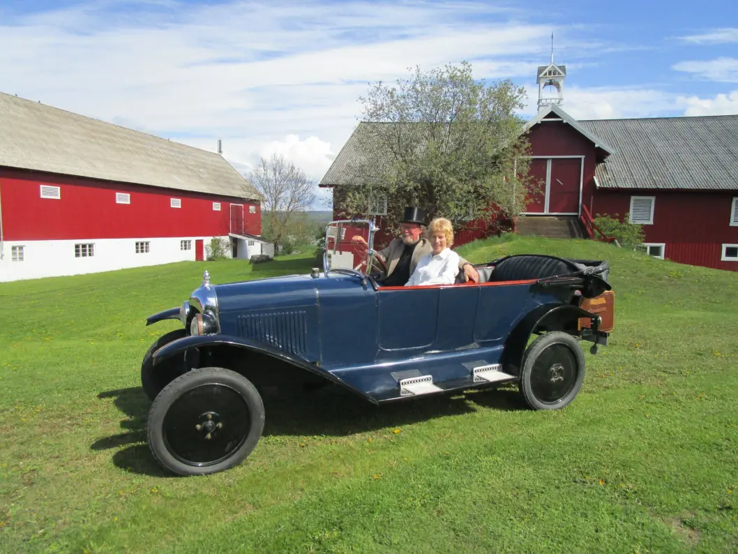 <span class="font-weight-bold" data-lab-font_weight_desktop="font-weight-bold">PLENKLIPPER: </span>Paret Eva Kragnes og Stein Harald Bystad driver gjestegården Bryhni Søndre på Stange i Innlandet, hvor en Citroën gjør jobben med å pynte tunet. <span class="font-weight-bold" data-lab-font_weight_desktop="font-weight-bold">PLENKLIPPER: </span>Paret Eva Kragnes og Stein Harald Bystad driver gjestegården Bryhni Søndre på Stange i Innlandet, hvor en Citroën gjør jobben med å pynte tunet.