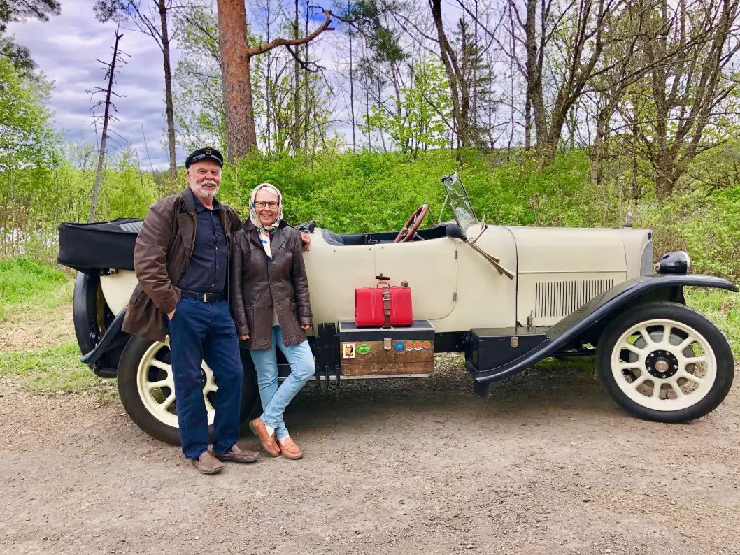 OPPSTILLING: Trond Thorbjørnsen og Eva Nordvik konstaterer noe krymping av Fiats modeller i løpet av hundre år. Den langstrakte 501S fra 1922 byr på sjenerøse dimensjoner på alt fra hjul og skjermer til motor og grill. OPPSTILLING: Trond Thorbjørnsen og Eva Nordvik konstaterer noe krymping av Fiats modeller i løpet av hundre år. Den langstrakte 501S fra 1922 byr på sjenerøse dimensjoner på alt fra hjul og skjermer til motor og grill.