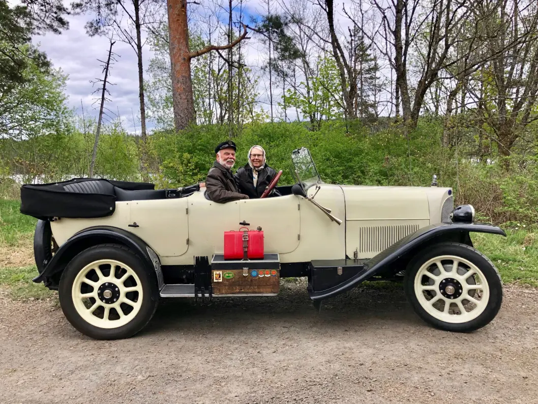 <span class="font-weight-bold" data-lab-font_weight_desktop="font-weight-bold">OPPSTILLING:</span> Oslo-paret Trond Thorbjørnsen og Eva Nordvik kjører 100 år ung Fiat med vinkelformet radiatorgrill og ditto rammeløse, delte frontrute. <span class="font-weight-bold" data-lab-font_weight_desktop="font-weight-bold">OPPSTILLING:</span> Oslo-paret Trond Thorbjørnsen og Eva Nordvik kjører 100 år ung Fiat med vinkelformet radiatorgrill og ditto rammeløse, delte frontrute.