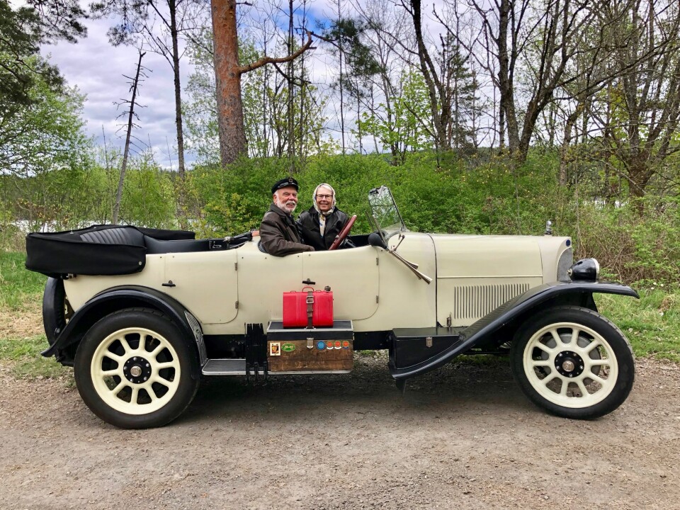 OPPSTILLING: Oslo-paret Trond Thorbjørnsen og Eva Nordvik kjører 100 år ung Fiat med vinkelformet radiatorgrill og ditto rammeløse, delte frontrute.