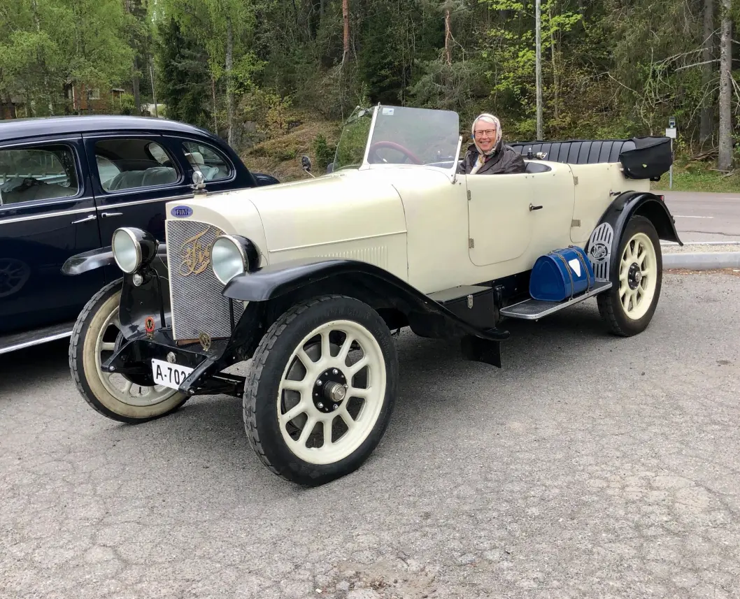 <span class="font-weight-bold" data-lab-font_weight_desktop="font-weight-bold">LUFTETUR:</span> Eva Nordvik ikler seg flott skaut med tøft veteranbilmotiv når hun kjører åpen Fiat fra 1922. <span class="font-weight-bold" data-lab-font_weight_desktop="font-weight-bold">LUFTETUR:</span> Eva Nordvik ikler seg flott skaut med tøft veteranbilmotiv når hun kjører åpen Fiat fra 1922.