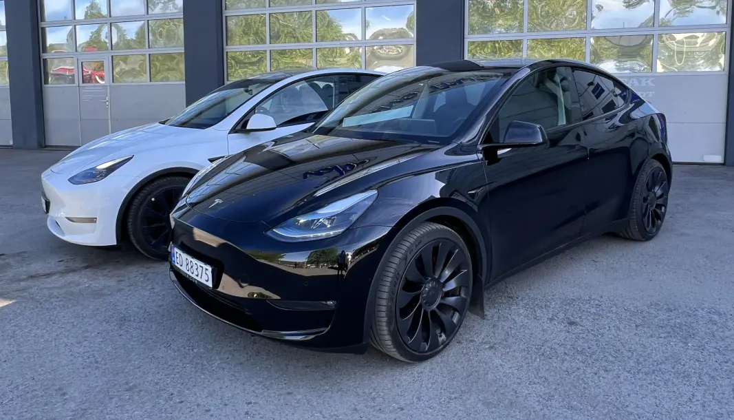 IKKE SVART-HVITT: Kinesiske Model Y (t.v.) gir et bedre kvalitetsinntrykk enn tyske Model Y Performance. IKKE SVART-HVITT: Kinesiske Model Y (t.v.) gir et bedre kvalitetsinntrykk enn tyske Model Y Performance.