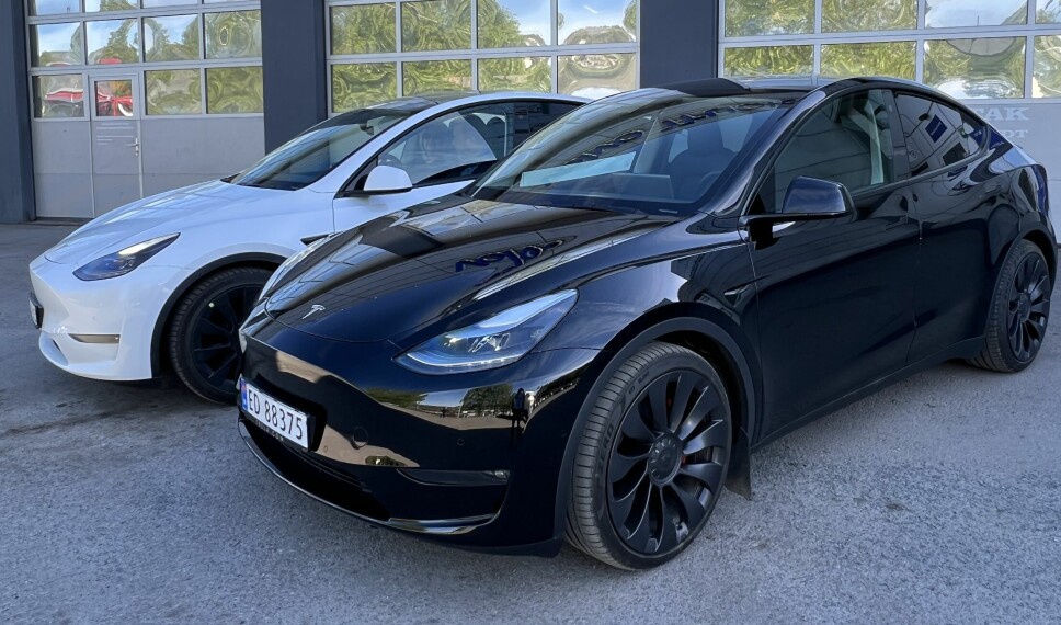 TO BRØDRE: Tesla Model Y, enten den er produsert i Tyskland (nærmest) eller utgaven fra Shanghai, er populære i Norge.