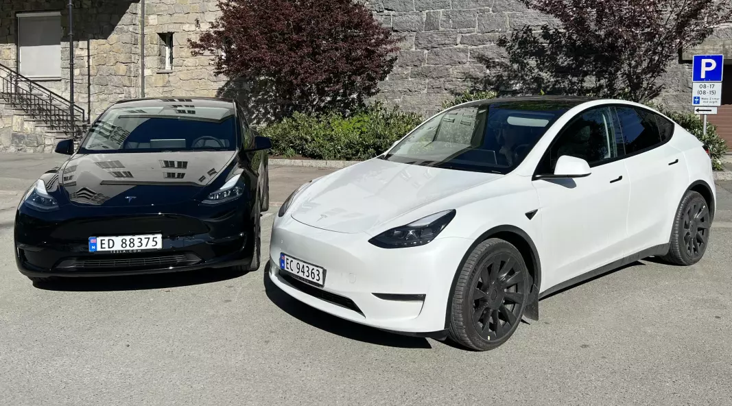 SVART ELLER HVITT: Skal du ha tyskprodusert Model Y fra Tesla, må du velge svart eller hvit. Her en tyskprodusert til venstre, kinesisk til høyre.