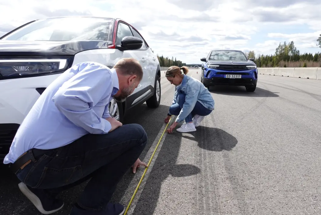 <b>OPPMÅLING: </b>– NAFs test viser tydelig hvor farlig det er å fortsette å kjøre på vinderdekk utover sommeren, sier NAF-rådgiver Jan Harry Svendsen (nærmest). <b>OPPMÅLING: </b>– NAFs test viser tydelig hvor farlig det er å fortsette å kjøre på vinderdekk utover sommeren, sier NAF-rådgiver Jan Harry Svendsen (nærmest).