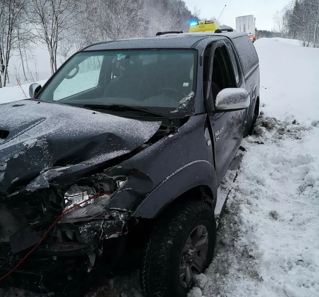 MÅTTE BETALE BOMPENGER: Toyota Hiluxen ble kondemnert, og sjåføren ble kjørt bort med blålys. MÅTTE BETALE BOMPENGER: Toyota Hiluxen ble kondemnert, og sjåføren ble kjørt bort med blålys.