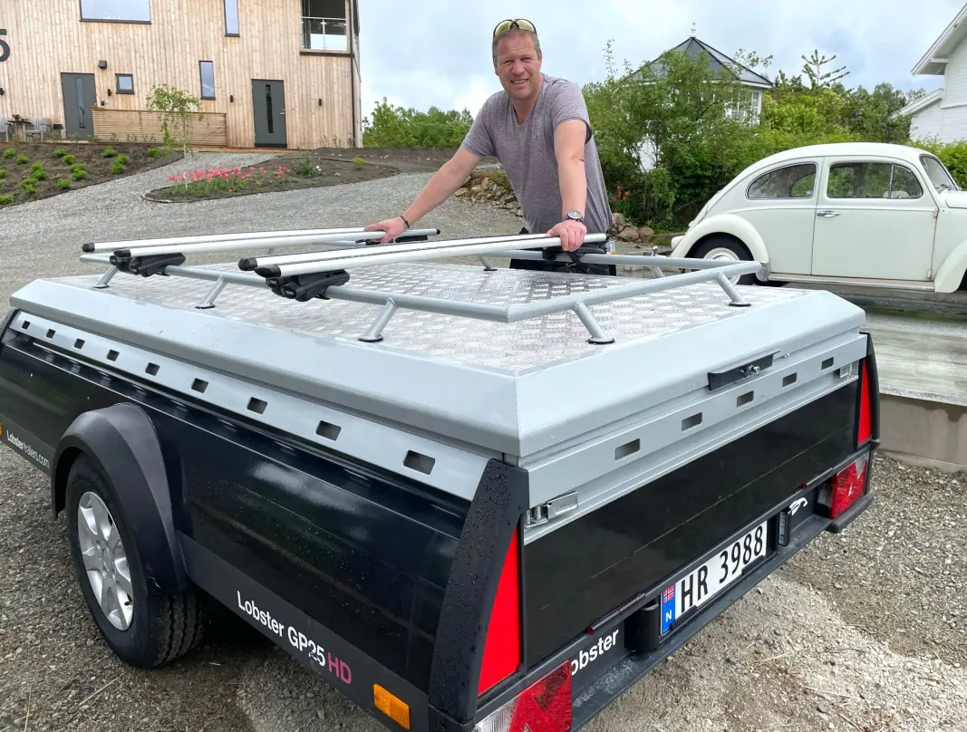 3000 KR: Petter Kaas Dahlgren har så langt brukt flere tusen kroner på å få kjøre denne tilhengeren i 100 km/t. 3000 KR: Petter Kaas Dahlgren har så langt brukt flere tusen kroner på å få kjøre denne tilhengeren i 100 km/t.