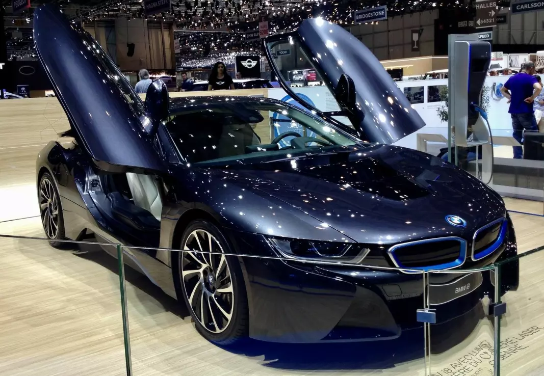 ÅRSTALLKONFLIKT: Bildet viser en BMW i8, fotografert på Geneve-utstillingen i 2014 – og derfor ikke bilen som blir omtalt i saken.
