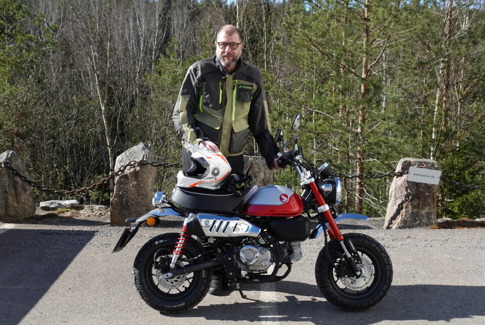 ADVARER LIKEVEL: NAFS Jan Harry Svendsen, her med motorsykkelen han kjørte til Nordkapp med i fjor.