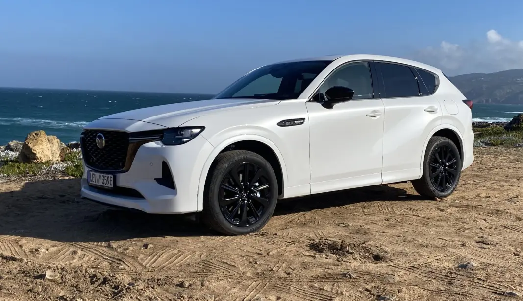 VIL SPILLE I PREMIUM-LIGAEN: Mazda CX-60. Her i den nye fargen «Rhodium white», en metallic som faktisk fremstår som både blank og matt. VIL SPILLE I PREMIUM-LIGAEN: Mazda CX-60. Her i den nye fargen «Rhodium white», en metallic som faktisk fremstår som både blank og matt.
