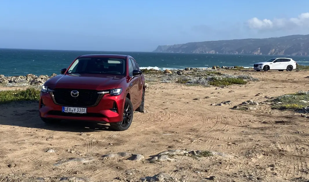 <span class="font-weight-bold" data-lab-font_weight_desktop="font-weight-bold">DYPRØD:</span> Her ser vi en CX-60 i «Soul red crystal», en signaturfarge for produsenten. Mazda forteller at de jevnt over selger langt flere røde biler i Norge enn hva sammenliknbare bilmerker gjør. <span class="font-weight-bold" data-lab-font_weight_desktop="font-weight-bold">DYPRØD:</span> Her ser vi en CX-60 i «Soul red crystal», en signaturfarge for produsenten. Mazda forteller at de jevnt over selger langt flere røde biler i Norge enn hva sammenliknbare bilmerker gjør.