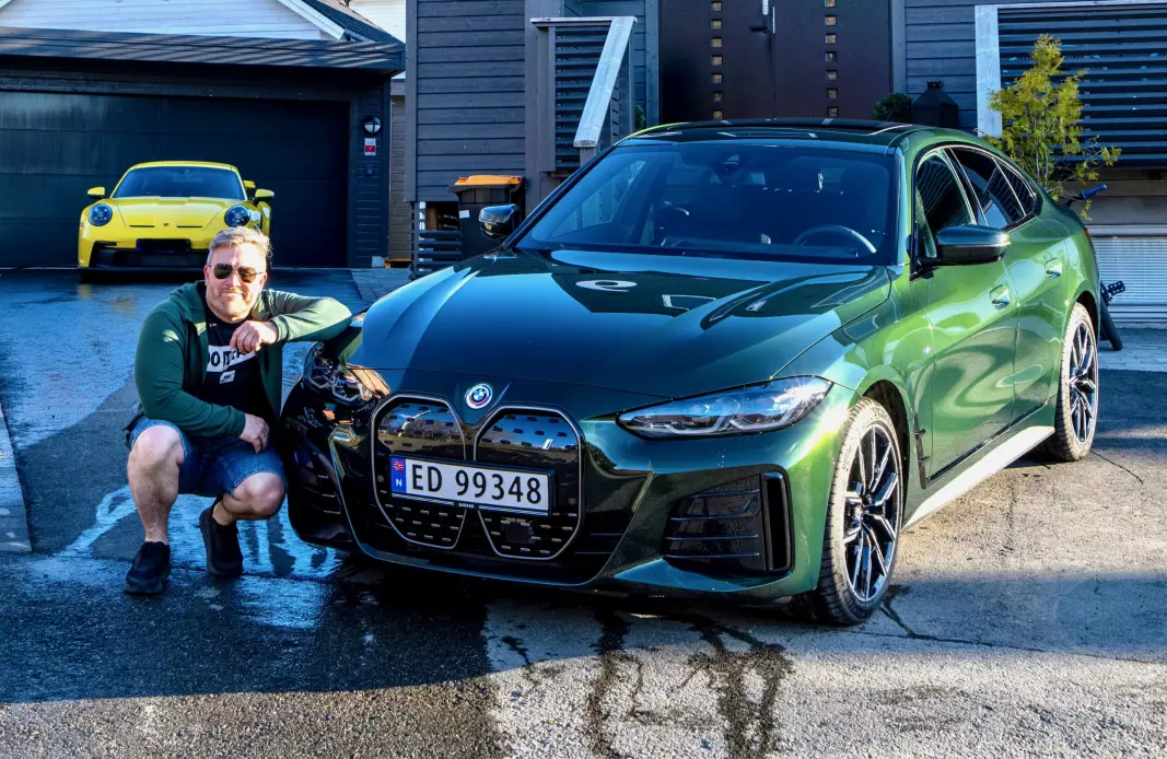 TO VENNER: Knut Berg Jenssen i Tromsø har vært glad i biler siden han ble dratt med på bilmesser som liten. Nå har en raff BMW i4 fått plass i livet hans – ved siden av den ukuelige tilbedelsen av Porsche.