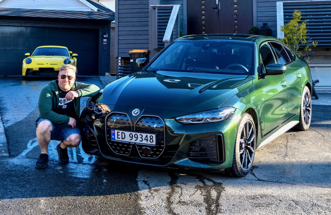 TO VENNER: Knut Berg Jenssen i Tromsø har vært glad i biler siden han ble dratt med på bilmesser som liten. Nå har en raff BMW i4 fått plass i livet hans – ved siden av den ukuelige tilbedelsen av Porsche. TO VENNER: Knut Berg Jenssen i Tromsø har vært glad i biler siden han ble dratt med på bilmesser som liten. Nå har en raff BMW i4 fått plass i livet hans – ved siden av den ukuelige tilbedelsen av Porsche.