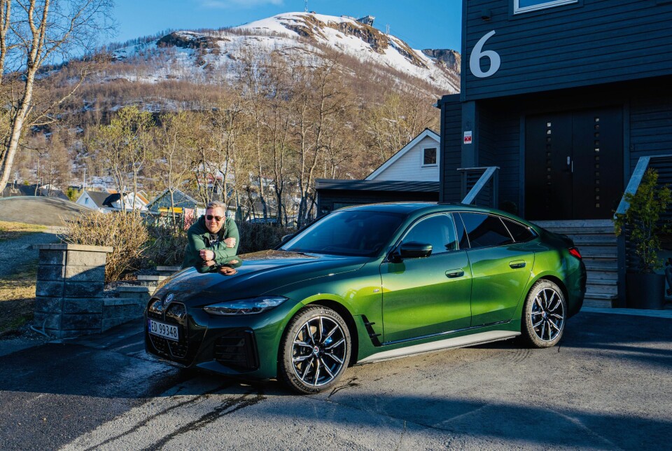 FJELLSTØTT: Tromsøværingen Knut Berg Jenssen blinket seg ut en BMW i4 i San Remo-grønn for å dempe suget etter en bensin-utgave fra samme merke.