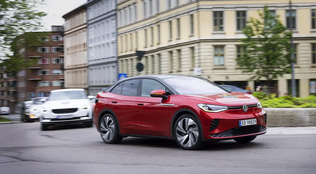 <span class="font-weight-bold" data-lab-font_weight_desktop="font-weight-bold">FØRSTE RUNDKJØRING:</span> Volkswagen ID.5 GTX på vei gjennom rundkjøringen ved Alexander Kiellands plass rett etter teststarten. <span class="font-weight-bold" data-lab-font_weight_desktop="font-weight-bold">FØRSTE RUNDKJØRING:</span> Volkswagen ID.5 GTX på vei gjennom rundkjøringen ved Alexander Kiellands plass rett etter teststarten.