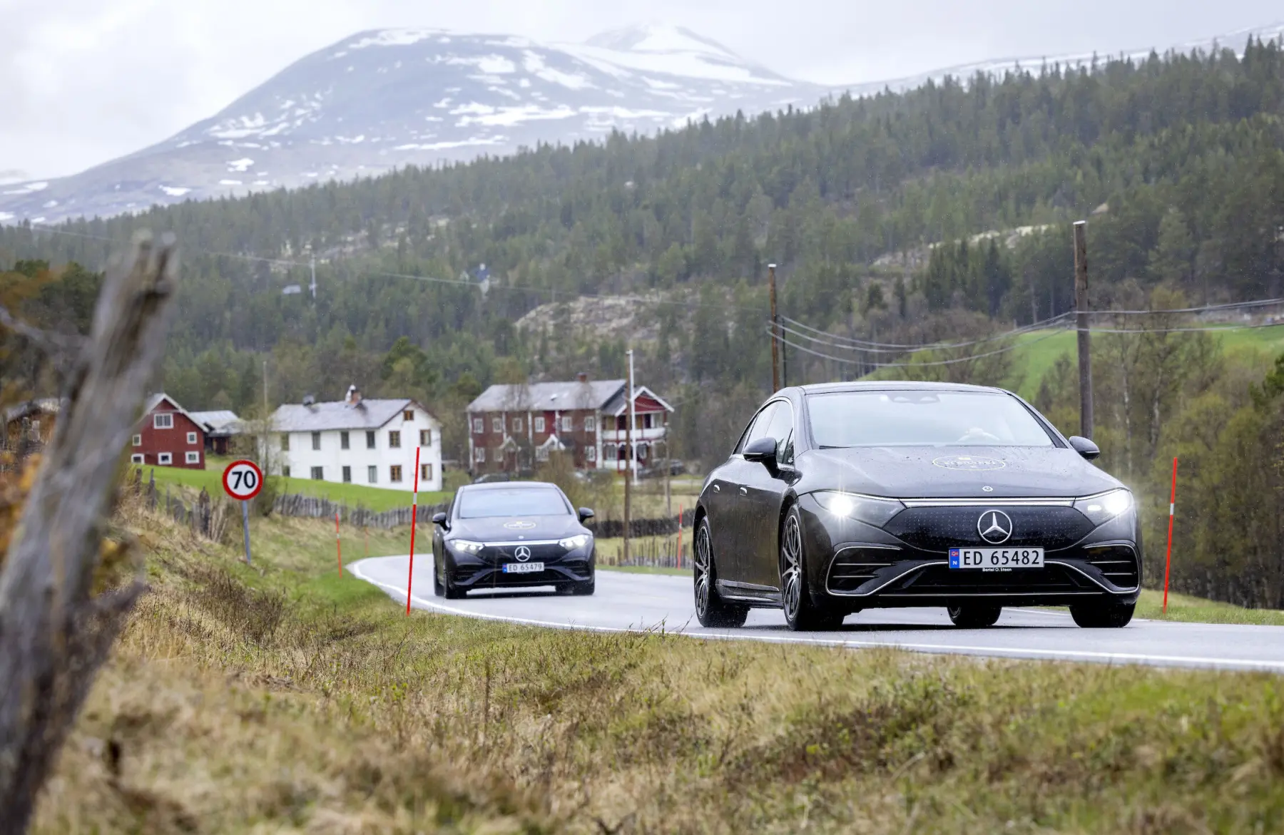 GIKK LENGST: Luksusmodellene Mercedes-Benz EQS 45+ (foran) og EQS 580 4MATIC på vei over Dovre, men heller ikke disse klarer rekkevidde-anslaget. GIKK LENGST: Luksusmodellene Mercedes-Benz EQS 45+ (foran) og EQS 580 4MATIC på vei over Dovre, men heller ikke disse klarer rekkevidde-anslaget.