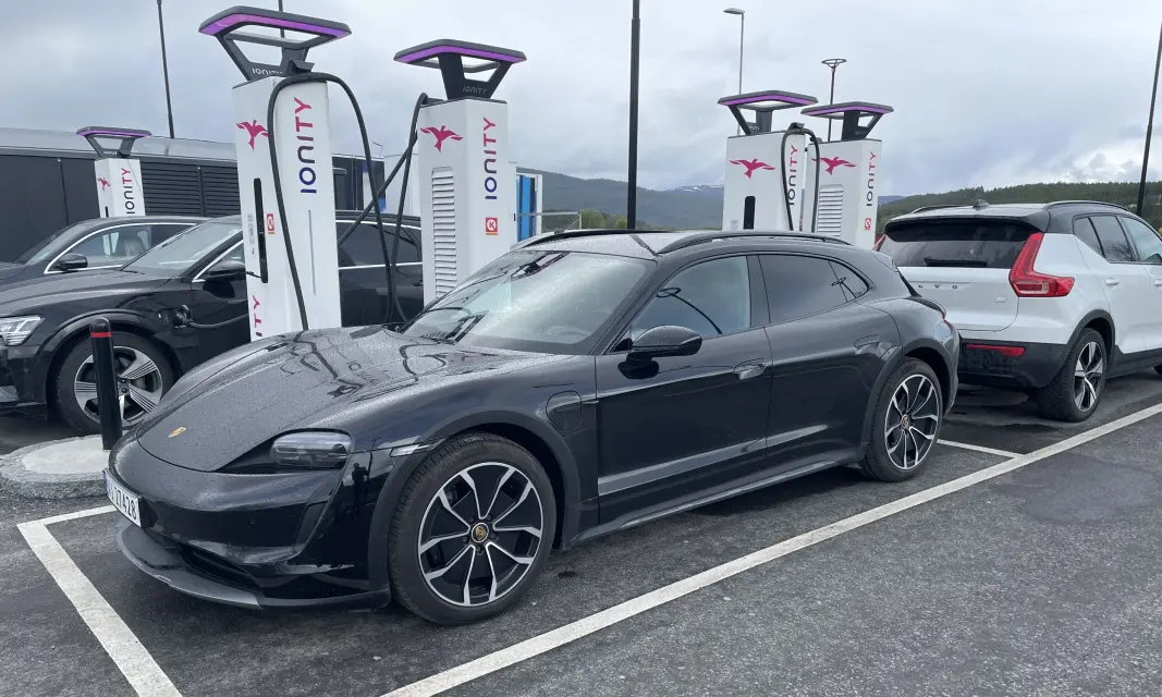 UTEN EL-RATTSTAMME: Jørgen Aunets Porsche Taycan Cross Turismo, som han bestilte på nyåret i 2021 og mottok 1. mars i år. UTEN EL-RATTSTAMME: Jørgen Aunets Porsche Taycan Cross Turismo, som han bestilte på nyåret i 2021 og mottok 1. mars i år.