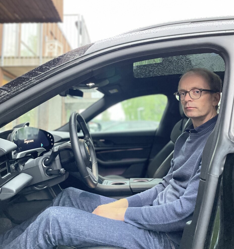 SKUFFET: Jørgen Aunet i en bil han ellers er svært fornøyd med.