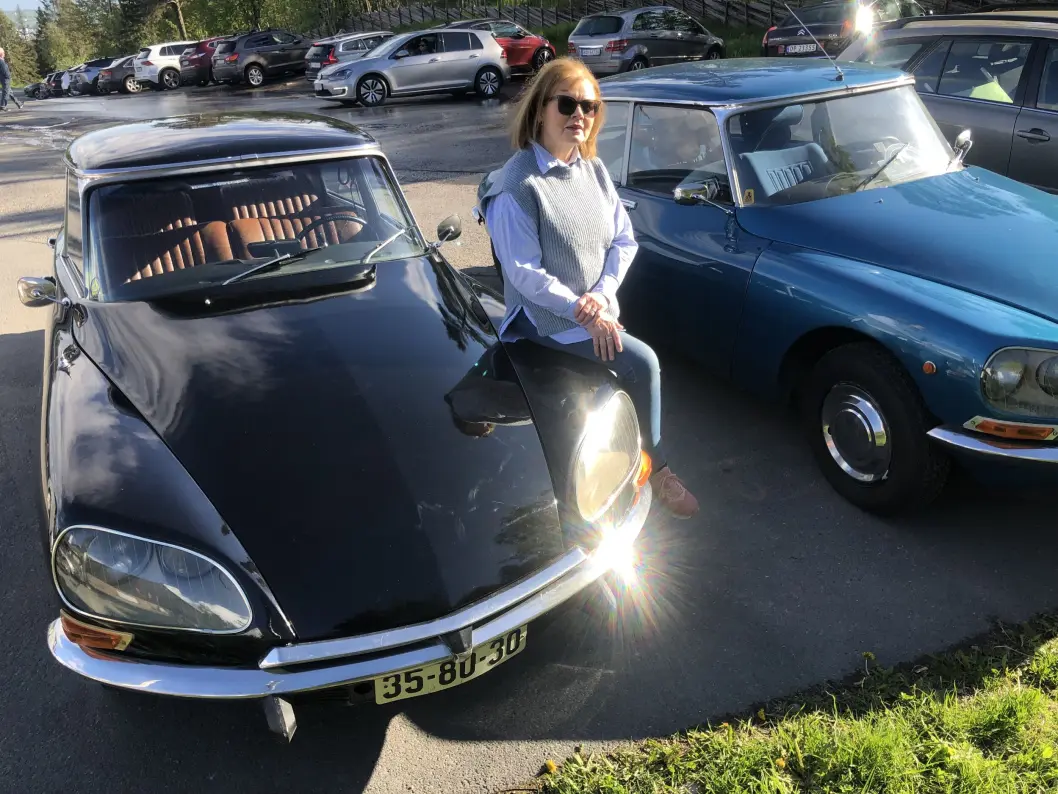 <span class="font-weight-bold" data-lab-font_weight_desktop="font-weight-bold">PANSERKYSSER: </span>Kjersti Johanne Bergsaker fra Oslo kjører en Citroën DS som hun og mannen Harald Bergsaker har skjøttet siden de kjøpte den for 40 år siden. Tidligere var den stasbilen til den franske direktøren hos importøren Norsk Citroën. <span class="font-weight-bold" data-lab-font_weight_desktop="font-weight-bold">PANSERKYSSER: </span>Kjersti Johanne Bergsaker fra Oslo kjører en Citroën DS som hun og mannen Harald Bergsaker har skjøttet siden de kjøpte den for 40 år siden. Tidligere var den stasbilen til den franske direktøren hos importøren Norsk Citroën.