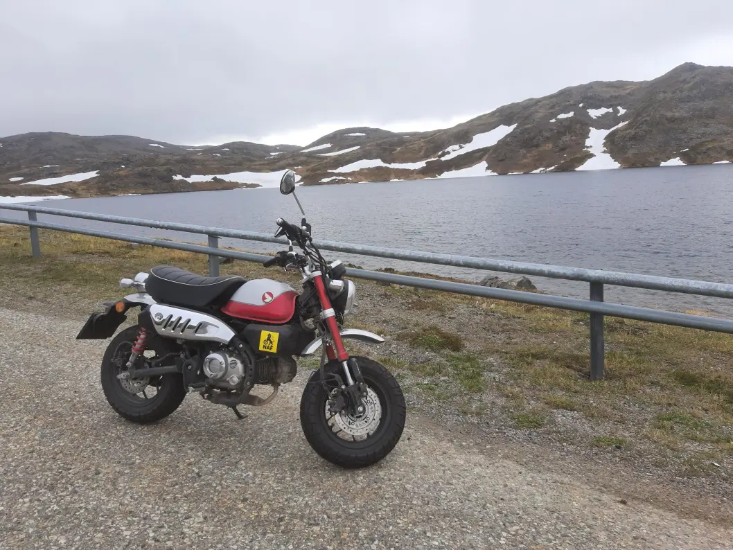 <span class="font-weight-bold" data-lab-font_weight_desktop="font-weight-bold">RETT FØR:</span> Her er vi under to mil fra Nordkapp og øyner håp om at tåka vi nettopp har kjørt gjennom, har sluppet. <span class="font-weight-bold" data-lab-font_weight_desktop="font-weight-bold">RETT FØR:</span> Her er vi under to mil fra Nordkapp og øyner håp om at tåka vi nettopp har kjørt gjennom, har sluppet.