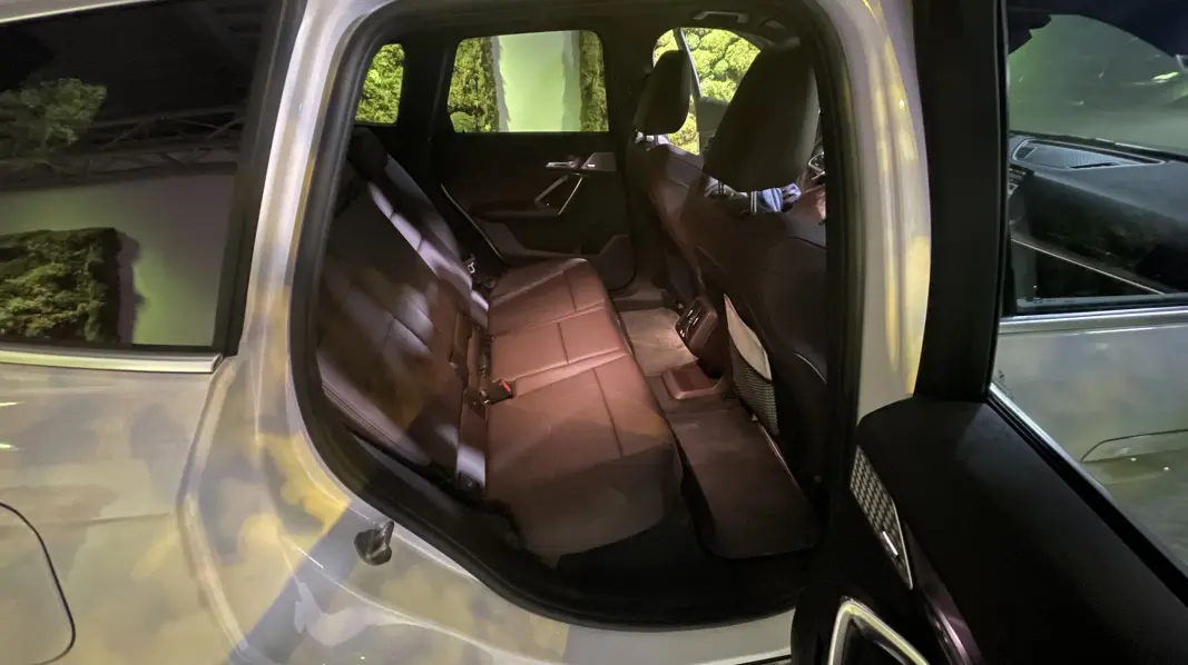 <b>IKKE MAGNUM: </b>Benplassen bak er brukbar, men ikke mer. iX1 er langt mindre romslig enn for eksempel Tesla Model Y. <b>IKKE MAGNUM: </b>Benplassen bak er brukbar, men ikke mer. iX1 er langt mindre romslig enn for eksempel Tesla Model Y.