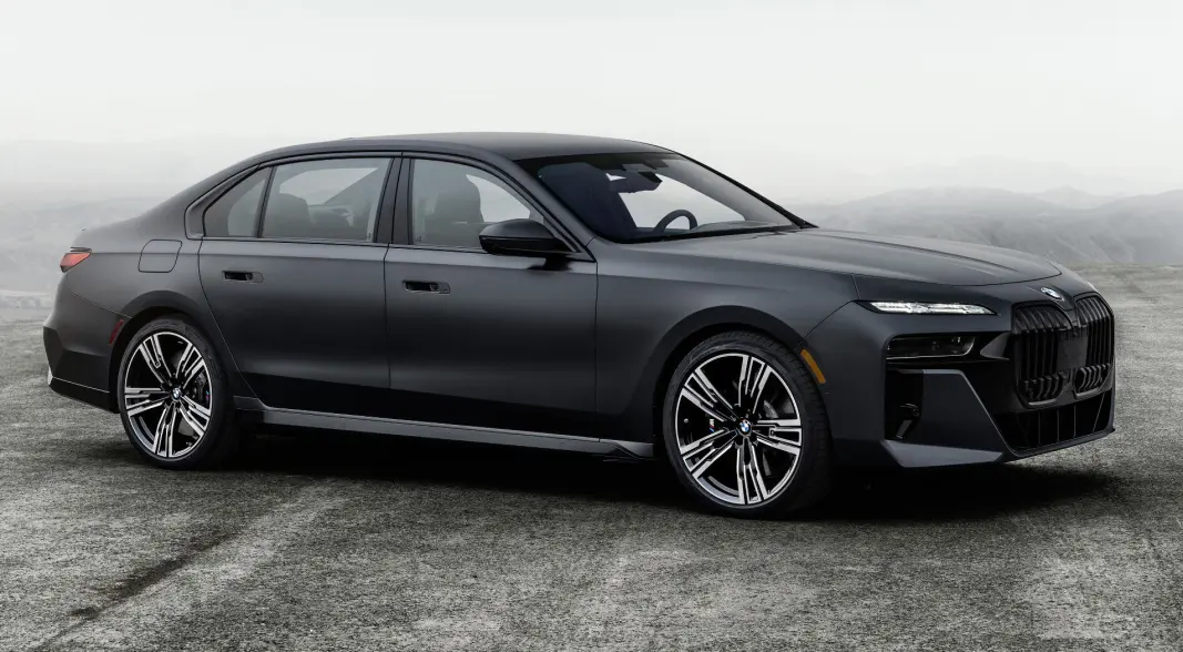 <span class="font-weight-bold" data-lab-font_weight_desktop="font-weight-bold">THE AMERICAN WAY: </span>760i xDrive (med V8er) blir ikke til salgs i Europa, men disse bildene gir en idé om hvordan i7 fremstår i sort. <span class="font-weight-bold" data-lab-font_weight_desktop="font-weight-bold">THE AMERICAN WAY: </span>760i xDrive (med V8er) blir ikke til salgs i Europa, men disse bildene gir en idé om hvordan i7 fremstår i sort.