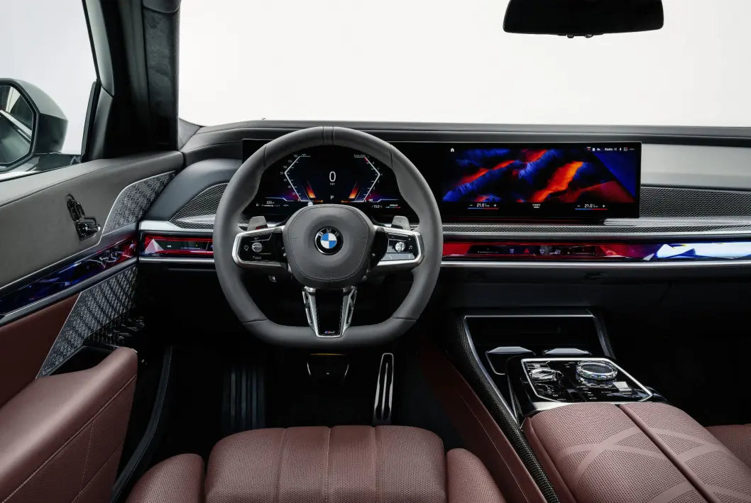 <span class="font-weight-bold" data-lab-font_weight_desktop="font-weight-bold">KJENTE LINJER:</span> 7-serie har det staseligste av komfort og interiør-detaljer, men designet bygger på mye av det samme BMW har presentert i iX. <span class="font-weight-bold" data-lab-font_weight_desktop="font-weight-bold">KJENTE LINJER:</span> 7-serie har det staseligste av komfort og interiør-detaljer, men designet bygger på mye av det samme BMW har presentert i iX.