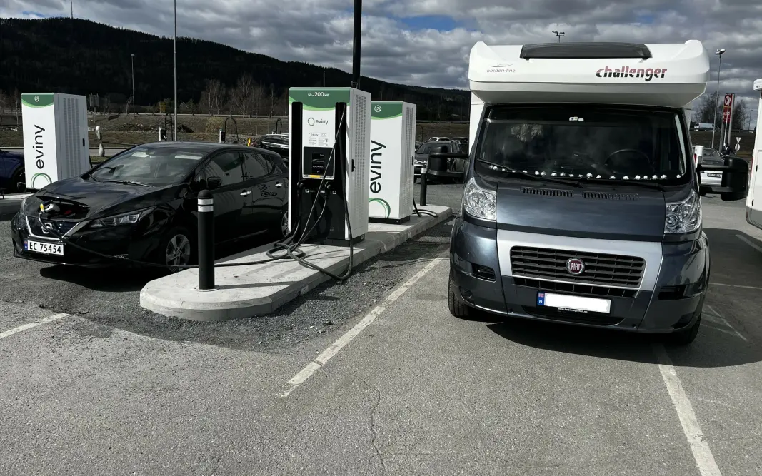 DIESELBIL: Bobilen kan ikke lades. Likevel er den parkert ved to ladestasjoner. DIESELBIL: Bobilen kan ikke lades. Likevel er den parkert ved to ladestasjoner.