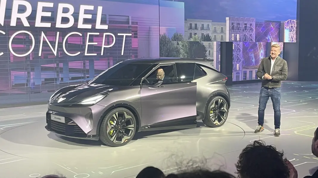 <span class="font-weight-bold" data-lab-font_weight_desktop="font-weight-bold">KOM UT:</span> Cupra-sjefen Wayne Griffiths (stående) under presentasjonen av UrbanRebel. <span class="font-weight-bold" data-lab-font_weight_desktop="font-weight-bold">KOM UT:</span> Cupra-sjefen Wayne Griffiths (stående) under presentasjonen av UrbanRebel.