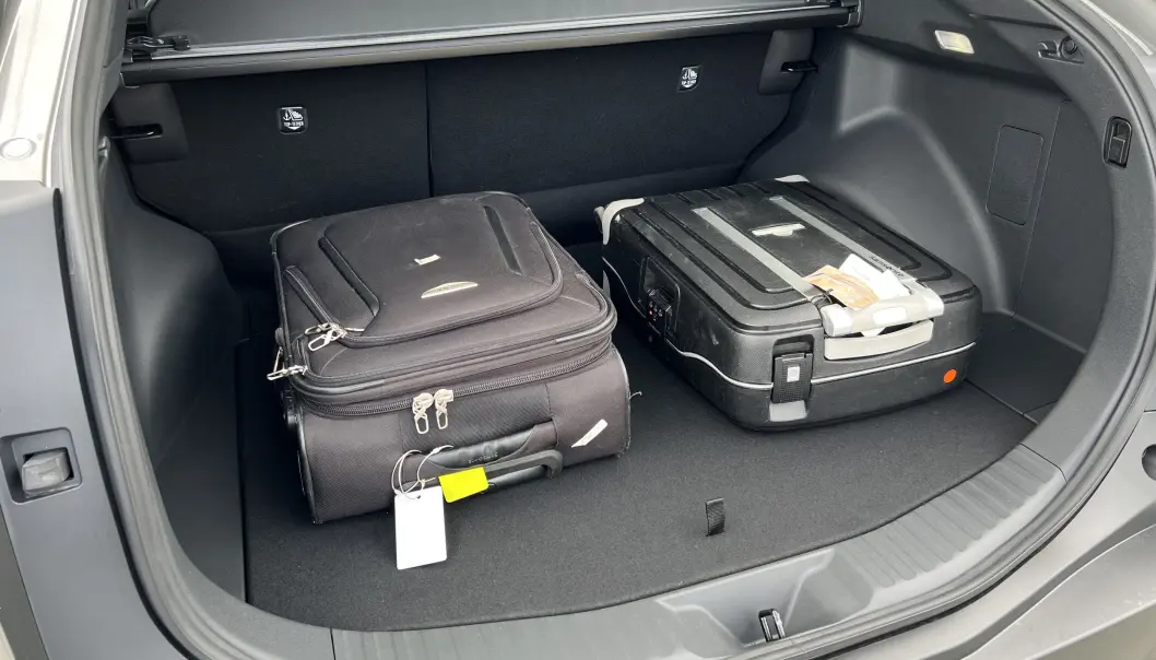 <span class=" font-weight-bold" data-lab-font_weight_desktop="font-weight-bold">KNAPT:</span> 452 liter – 441 om du ønsker subwoofer – er lite i en så stor bil. Vi skulle også ønsket en gjennomlastingsluke i bakseteryggen. <span class=" font-weight-bold" data-lab-font_weight_desktop="font-weight-bold">KNAPT:</span> 452 liter – 441 om du ønsker subwoofer – er lite i en så stor bil. Vi skulle også ønsket en gjennomlastingsluke i bakseteryggen.