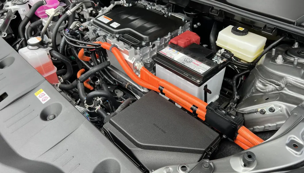 <span class=" font-weight-bold" data-lab-font_weight_desktop="font-weight-bold">TRANGT:</span> Motorrommet er fylt opp av ulike komponenter. Flere konkurrenter, ikke minst Ford Mustang Mach-E, har plass til en enorm frunk her. <span class=" font-weight-bold" data-lab-font_weight_desktop="font-weight-bold">TRANGT:</span> Motorrommet er fylt opp av ulike komponenter. Flere konkurrenter, ikke minst Ford Mustang Mach-E, har plass til en enorm frunk her.