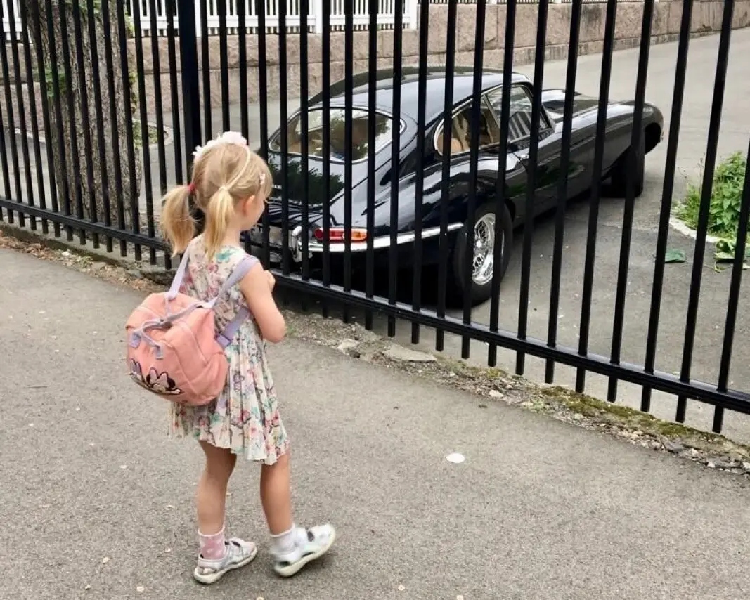 SNIKTITT: Bak gjerdene i hovedstadens mest fasjonable strøk står en Jaguar E-type og et utall andre kostbare kjøretøy, verd hundrevis av millioner kroner. SNIKTITT: Bak gjerdene i hovedstadens mest fasjonable strøk står en Jaguar E-type og et utall andre kostbare kjøretøy, verd hundrevis av millioner kroner.