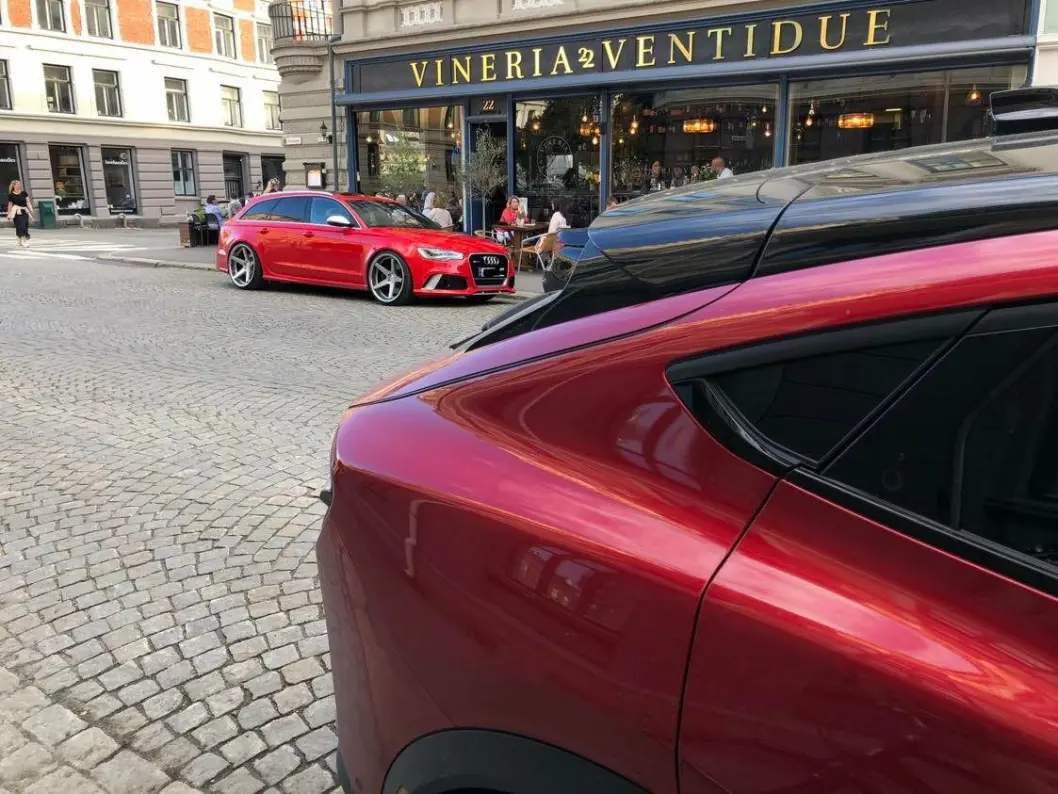 <span class="font-weight-bold" data-lab-font_weight_desktop="font-weight-bold">AUDA, AUDI: </span>Det trendfølsomme spisestedet Vineria Ventidue ligger midt i smørøyet på Oslos beste vestkant og tiltrekker seg eiere med Audi RS6 og annet spetakkel. <span class="font-weight-bold" data-lab-font_weight_desktop="font-weight-bold">AUDA, AUDI: </span>Det trendfølsomme spisestedet Vineria Ventidue ligger midt i smørøyet på Oslos beste vestkant og tiltrekker seg eiere med Audi RS6 og annet spetakkel.