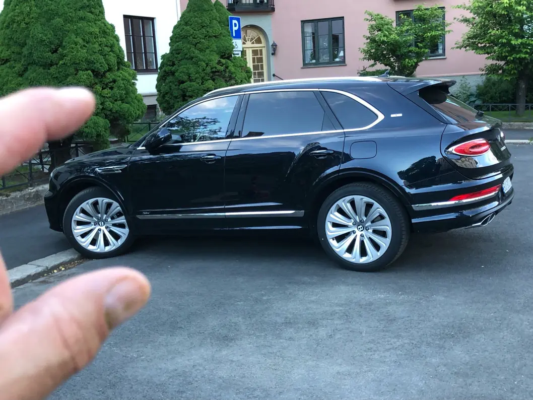 <span class="font-weight-bold" data-lab-font_weight_desktop="font-weight-bold">BENTLEY-BLING:</span> En rekke Bentley Bentayga-er ruller og går på vestsiden av Oslo – men de gjeveste er selvsagt seneste utgave, med markant annerledes baklykter, som her. <span class="font-weight-bold" data-lab-font_weight_desktop="font-weight-bold">BENTLEY-BLING:</span> En rekke Bentley Bentayga-er ruller og går på vestsiden av Oslo – men de gjeveste er selvsagt seneste utgave, med markant annerledes baklykter, som her.
