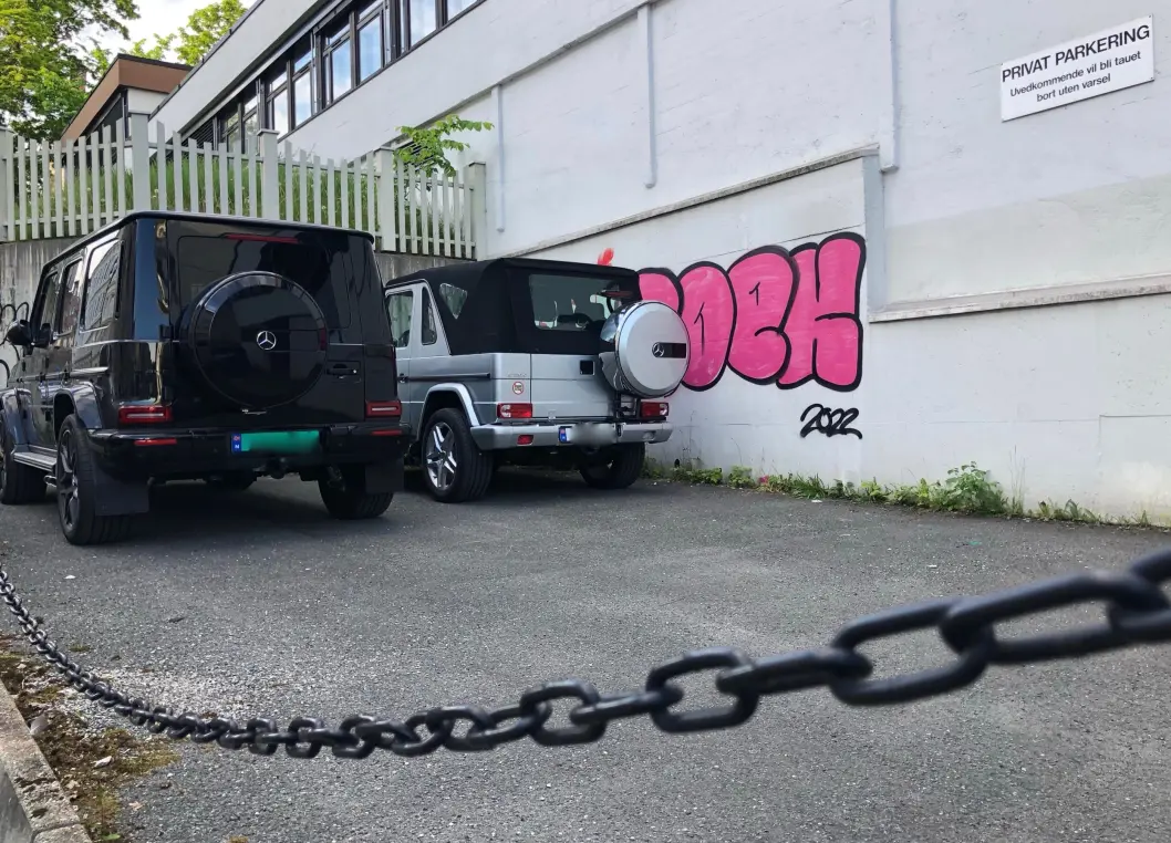 <span class="font-weight-bold" data-lab-font_weight_desktop="font-weight-bold">G-PUNKTET:</span> G-wagen – eller Geländewagen – er blant Mercedes’ og vestkantens barskeste statusgjenstander. På parkeringen bak kjettingen har en entusiast skaffet seg to ulike av samme modellserie. <span class="font-weight-bold" data-lab-font_weight_desktop="font-weight-bold">G-PUNKTET:</span> G-wagen – eller Geländewagen – er blant Mercedes’ og vestkantens barskeste statusgjenstander. På parkeringen bak kjettingen har en entusiast skaffet seg to ulike av samme modellserie.