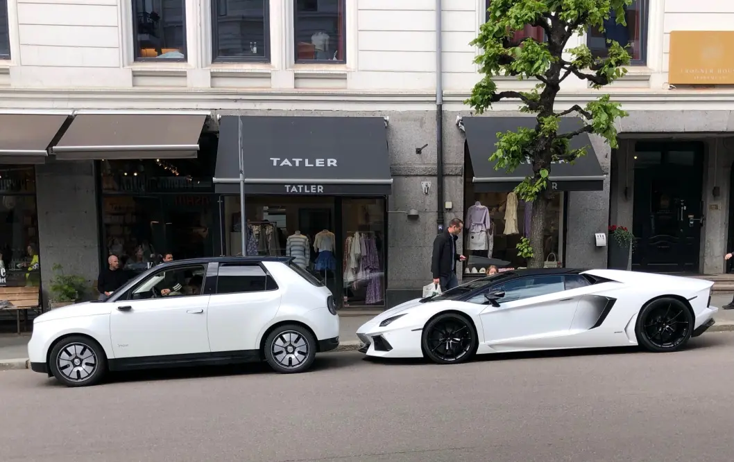 <span class="font-weight-bold" data-lab-font_weight_desktop="font-weight-bold">HVIT USKYLD:</span> Mens eieren kanskje står i kaffekø, står den italienske espressokokeren parkert utenfor. På en formiddag i helgene kan man risikere å observere et titalls Lamborghinier surrende rundt på Frogner bak Slottet i Oslo. <span class="font-weight-bold" data-lab-font_weight_desktop="font-weight-bold">HVIT USKYLD:</span> Mens eieren kanskje står i kaffekø, står den italienske espressokokeren parkert utenfor. På en formiddag i helgene kan man risikere å observere et titalls Lamborghinier surrende rundt på Frogner bak Slottet i Oslo.